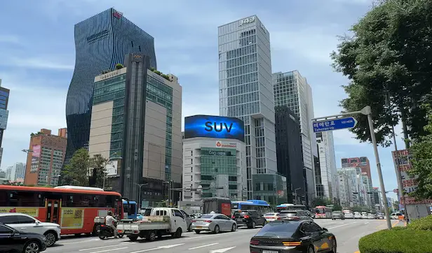 [Why] 올드 미디어의 귀환… ‘옥외광고’ 1兆 규모로 뜬 이유는
